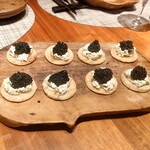 グルマンディーズ - クリームチーズ、キャビアのブリニ