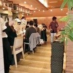 鶴亀飯店 - 店内は活気がある…！