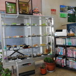 クックハウスマルヤ - レジ横にある食品サンプルケース