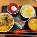 すき家 - 料理写真:月見すき焼き牛丼　サラダセット