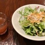 山本のハンバーグ - ランチについてくるサラダと野菜ジュース