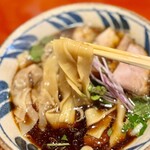 中華そば 鴨福 - 麺はきしめんのような幅広タイプ