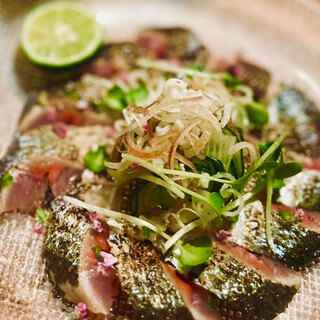 酒場の定番から旬の季節料理まで。お酒に合う料理を幅広く。