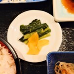 八兵衛 - 箸休めの"お漬物"は二種盛り。