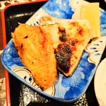 八兵衛 - "焼魚"は、"カマ焼き"と"鮭"の二種盛り。