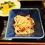 八兵衛 - しっかりと冷たく冷やしての提供が嬉しい"小鉢"。