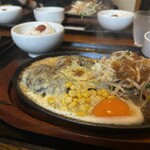 炭火焼きハンバーグ＆ステーキ アトム - とろとろチーズまみれハンバーグ