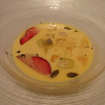 カントニーズ 燕 - 香港ビューティーコラーゲン雪蛤とローヤルゼリー入りかぼちゃのココナッツミルク　オレンジと季節のフルーツとともに★