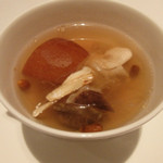 カントニーズ 燕 - 選べるスープより；フカヒレ、朝鮮ニンジン等の入った薬膳スープ