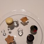 オトワ レストラン - 栗琥珀糖　紅茶マカロン　トンカ豆ポルボロン　ハニーチョコ(ミツバチ描いてる)