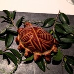 オトワ レストラン - 蝦夷アワビパイ包み　　ホタテムースに青海苔を海苔で巻く　コンソメ肝ソース　出汁クリームソース　こーゆーのがフレンチの王道ですよね！　