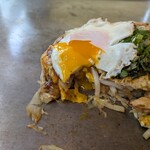 鉄板酒場 お好み焼き 大五郎 - 黄身がとろり