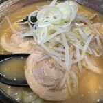 麺唐 - スープの輪郭が際立ち、後半まで飽きさせない設計。