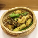 穴子料理と地酒 浅草 川井 - 蝦夷鮑とアスパラのバターソテー　北海道産