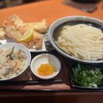讃歌うどん はんげしょう - ひやひやうどん、鶏天、ちくわ天、かやくご飯