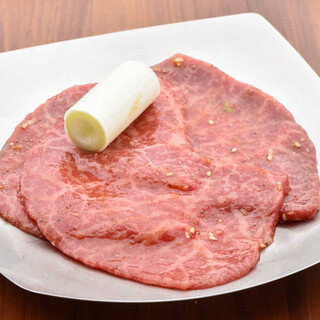 美しい霜降りの上ロースは和牛五等級の内ももを極薄にカット