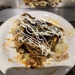 薬研堀 八昌 - そば肉玉焼き（カット）