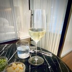 東京エディション銀座 - 辛口ワインで乾杯