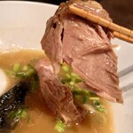 麺や 麗 - 「しょうゆ」⑤ ※チャーシューは柔らかすぎて箸で持ち上げるのが大変