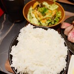 新宿牛タンローストビーフ 白か黒 - 