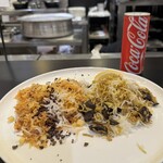 ビリヤニ大澤 - コーンとアマゾンカカオのビリヤニと長野産香茸のビリヤニの合い盛り