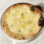 Pizzeria D.O.m - クワトロフォルマッジ