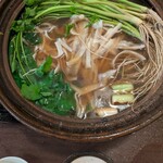 うどん秋月 - そして根付きのセリとゴボウ、鴨肉でグツグツ