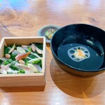 日々の料理 - ⚪︎季節のちらし
      魚は大磯や小田原ならではの白目鯛、花鯛、角アジ。
      野菜は栄養価の高いオカワカメ、香りが強いエゴマの葉、ミョウガ。
      ⚪︎汁椀