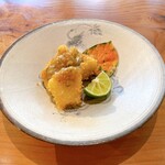 日々の料理 - ⚪︎魚料理
      冬瓜とエボダイのフライ。
      エボダイはザクっとした食感。
      冬瓜は出汁で炊かれたもの。
      和風チリソースには椎茸やピーマンが入っており辛くはありません。