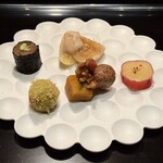 六雁 - 『野菜料理（5品）』
      ・蒸して冷やした無花果
      　ーふり柚子と胡麻酢
      ・丸十（レモンシロップで炊いたサツマイモ）
      　ー錦ゴマ
      ・南京と小芋揚げて炊いたもの
      　ー金山寺味噌
      ・枝豆コロッケ
      ・干瓢巻