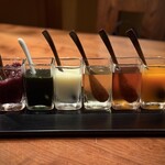 六雁 - 『デザート①』
      
      ・六雁名物！！かき氷
      
      蜜は6種：マンゴー／ほうじ茶／生姜／練乳／抹茶／小豆
      
      ※なんと、氷とシロップはおかわり自由