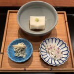 六雁 - 『前菜』（3品）
      
      ・胡麻豆腐
      　ー天盛りは山葵、下に生醤油
      
      ・紅玉と梨と春菊の白和え
      　ー天に細切りの紅玉、中には辛子を混ぜ込んで
      
      ・炙り鱧
      　ー天盛りは花紫蘇、岩塩と酢橘で調味