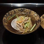 六雁 - 『お椀』
      
      ・秋野菜の沢煮椀
      　—重陽の節句に合わせて“菊のお椀”
      
      吸い地：鮪節と昆布
      椀種：東坡豆腐（揚げた絹豆腐に醤油ベースの出汁を含ませて）
      椀妻：スライス蕪と秋野菜5種
      吸い口：胡椒