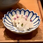 六雁 - 『前菜』（3品）
      
      ・胡麻豆腐
      　ー天盛りは山葵、下に生醤油
      
      ・紅玉と梨と春菊の白和え
      　ー天に細切りの紅玉、中には辛子を混ぜ込んで
      
      ・炙り鱧
      　ー天盛りは花紫蘇、岩塩と酢橘で調味
