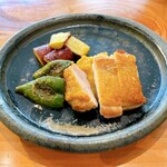 日々の料理 - ⚪︎肉料理
      大山どりがとてもジューシー。
      鉄のフライパンで皮はパリッと焼き上げられています。
      かぼちゃ・玉ねぎ・スパイスのソースは揚げてある野菜にもつけても美味しい。