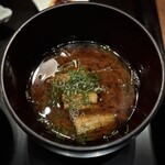 六雁 - 『お食事』
      
      ・赤出汁（焼き茄子・金糸瓜・三つ葉）