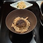 六雁 - 『お食事』
      
      ・ブラウンエノキ、しめじ、舞茸のきのこ飯
      　ー揚げ椎茸をのせて