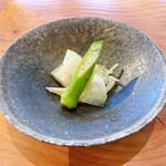 日々の料理 - ⚪︎季節野菜のおひたし
      ある意味こちらのスペシャリテ。
      オクラに青パパイヤ、ジャガイモ。
      黄きゅうりは畑に置いておく事で身は酸味が出るとの事です。