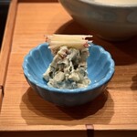 六雁 - 『前菜』（3品）
      
      ・胡麻豆腐
      　ー天盛りは山葵、下に生醤油
      
      ・紅玉と梨と春菊の白和え
      　ー天に細切りの紅玉、中には辛子を混ぜ込んで
      
      ・炙り鱧
      　ー天盛りは花紫蘇、岩塩と酢橘で調味