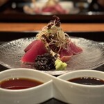 六雁 - 『お造り』
      
      ・鰹の藁焼き
      
      辛み・つまは、
      ・天盛に茗荷・大葉・紫芽
      ・山葵
      ・有明海の海苔に酸味を加えたジュレ
      
      添えは、
      ・ポン酢と醤油