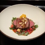 六雁 - 『肉料理』
      
      ・菊花の甘酢漬け
      ・黒毛和牛たたき
      
      ソースは本文参照