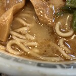 桂花ラーメン - 少しだけ太目に感じる固め、ストレート麺