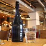 ラテグラフィック - 水、店内は広々としている