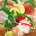 地鶏食べ放題 個室居酒屋 串楽 - 鶏肉メインの場所なのに、お刺身から美味しい〜！他の方も褒めていらっしゃいましたが、盛り付けから美しいのです！！生の葉っぱの飾りとか嬉しい