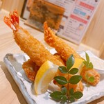 地鶏食べ放題 個室居酒屋 串楽 - エビフライの土台にカキフライがあるとか幸せすぎて幸せ！サックサクのぷりぷり。タルタルソースもたっぷりで、分け合ってもまだ余る！これ実はすごくない？たっぷりタルタル幸せ！