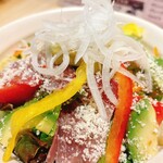 地鶏食べ放題 個室居酒屋 串楽 - アボカド入りサラダはドレッシングたっぷりで最後まで美味しい！