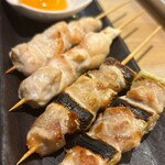地鶏食べ放題 個室居酒屋 串楽 - 焼き鳥！サッパリジューシーで嬉しい。オープンキッチンで焼いてるところが見えるのライブ感あって良きです