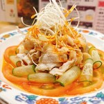 地鶏食べ放題 個室居酒屋 串楽 - 豚しゃぶの根元見て！キュウリとトマトの飾り切りが美しくて…。お野菜が一緒だからたくさん食べてもサッパリして胃もたれ知らず！