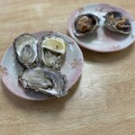 水沼さざえ店 - 牡蠣3個 660円　大あさり2個