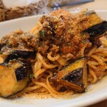 ボッチーノ - 大きな茄子に,丁寧にピーラー入れたり♡ミートソースに微かな粉チーズ他かけてみたり(人*´∀｀)ほんと丁寧なお仕事なさってます(*’ω’ﾉﾉﾞ☆ﾊﾟﾁﾊﾟﾁ